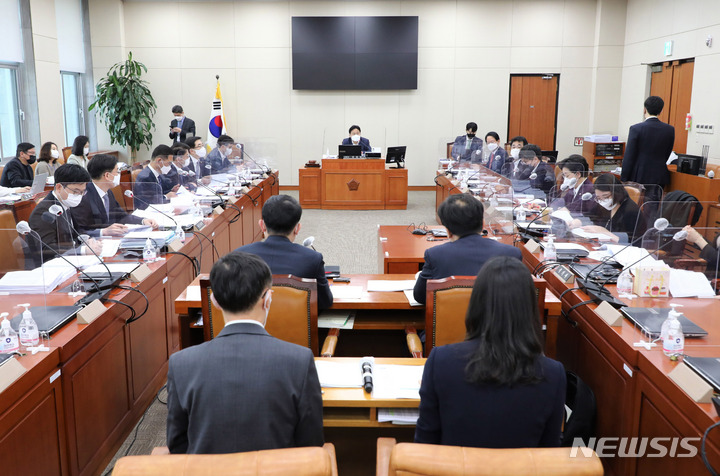 [서울=뉴시스] 최진석 기자 = 지난 19일 서울 여의도 국회에서 국회 기획재정위원회 조세소위 회의가 열리고 있다. (공동취재사진) 2021.11.19. photo@newsis.com