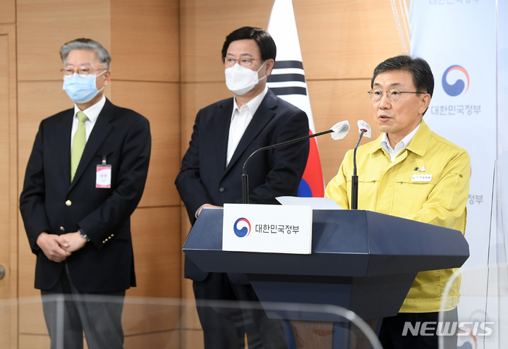 [서울=뉴시스] 배훈식 기자 = 권덕철 중앙재난안전대책본부 1차장(보건복지부 장관)이 19일 오전 서울 종로구 정부서울청사 브리핑실에서 중대본 정례 브리핑을 하고 있다. (공동취재사진) 2021.11.19. photo@newsis.com