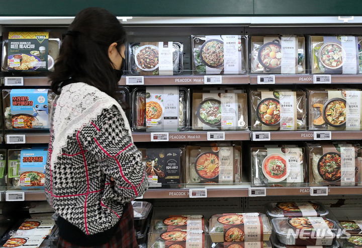 [서울=뉴시스] 백동현 기자 = 19일 오후 서울 시내 한 대형마트에서 시민들이 장을 보고 있다. 이날 한국은행이 발표한 2021년 10월 생산자물가지수는 112.21으로 전월 대비 0.8% 상승, 1965년 1월 통계 작성 이래 역대 최고치를 기록했다. 전년 동월 대비로는 8.9% 상승해 2008년 10월(10.8%) 이후 13년 만에 가장 높은 수준을 나타냈다. 2021.11.19. livertrent@newsis.com