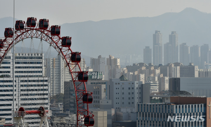 [대구=뉴시스] 이무열 기자 = 미세먼지가 ‘나쁨’ 수준을 보인 19일 대구 중구 동성로에서 바라본 도심이 뿌옇게 보이고 있다. 2021.11.19. lmy@newsis.com