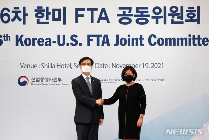 [서울=뉴시스] 박미소 기자 = 여한구 통상교섭본부장과 캐서린 타이 미국 무역대표부(USTR) 대표가 지난해 11월19일 오후 서울 중구 신라호텔 영빈관에서 열린 '제6차 한미 자유무역협정(FTA) 공동위원회'에서 기념촬영을 하고 있다. 2021.11.19. misocamera@newsis.com