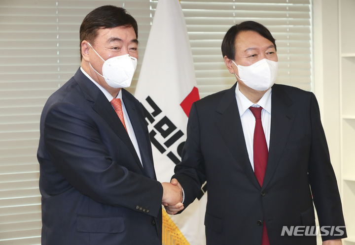 [서울=뉴시스] 최진석 기자 = 윤석열 국민의힘 대선 후보가 19일 오후 서울 여의도 당사 후보실에서 싱하이밍 주한 중국대사와 면담에 앞서 기념촬영을 하고 있다. 2021.11.19. myjs@newsis.com