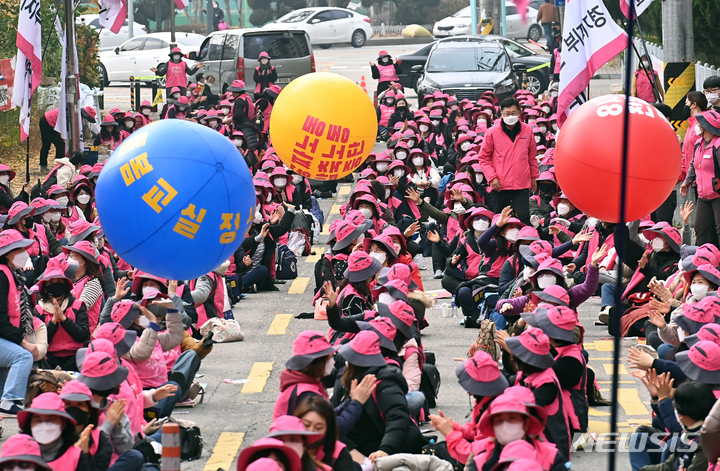 [수원=뉴시스] 경기지역 초등돌봄전담사들이 '8시간 전일제' 수용을 요구하며 총파업에 돌입한 지난해 11월19일 오후 경기도 수원시 장안구 경기도교육청 앞에서 퍼포먼스를 펼치고 있다. 교육부는 지난해 8월 돌봄 운영시간을 현행 오후 5시에서 7시로 연장하고 이에 따른 돌봄전담사들의 근로시간 조정안 등의 내용이 담긴 초등 돌봄교실 운영 개선 방안을 발표했다. (사진=뉴시스DB). 2022.05.25. photo@newsis.com