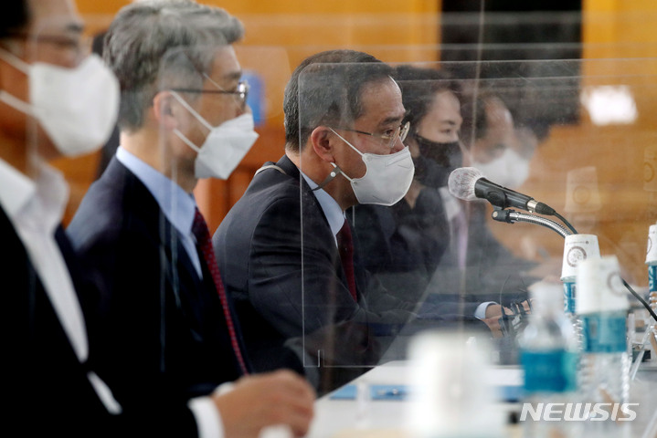 [서울=뉴시스] 박미소 기자 = 이찬우 금융감독원 수석부원장이 지난달 19일 오후 서울 중구 은행연합회에서 열린 '가계대출 금리 운영현황 점검회의'에서 모두발언을 하고 있다. 2021.11.19. misocamera@newsis.com