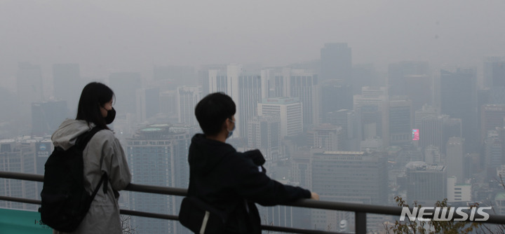 [서울=뉴시스] 조수정 기자 = 미세먼지와 초미세먼지 모두 나쁨으로 나타나고 있는 지난 19일 오후 서울 중구 남산에서 바라본 서울 시내가 뿌옇게 보이고 있다. 2021.11.20. chocrystal@newsis.com