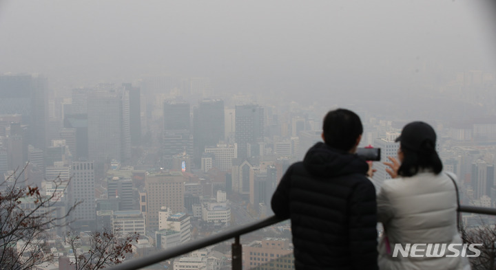 [서울=뉴시스] 조수정 기자 = 미세먼지와 초미세먼지 모두 나쁨으로 나타나고 있는 19일 오후 서울 중구 남산에서 바라본 서울 시내가 뿌옇게 보이고 있다. 2021.11.19. chocrystal@newsis.com