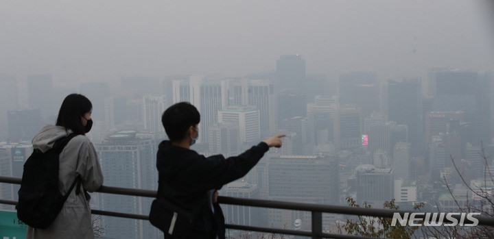 [서울=뉴시스] 조수정 기자 = 미세먼지와 초미세먼지 모두 나쁨으로 나타나고 있는 지난 19일 오후 서울 중구 남산에서 바라본 서울 시내가 뿌옇게 보이고 있다. 2021.11.19. chocrystal@newsis.com