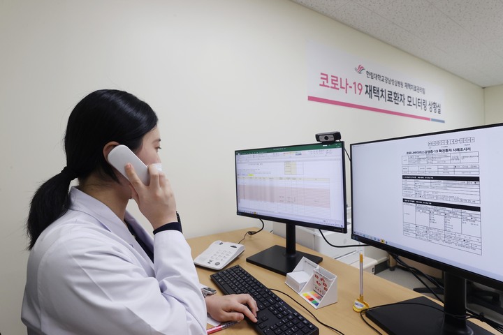 [서울=뉴시스] 사진공동취재단 = 지난 18일 오후 서울 영등포구 한림대학교 강남성심병원에 코로나19 재택치료환자 모니터링 상황실이 마련돼있다. 2021.11.21. photo@newsis.com