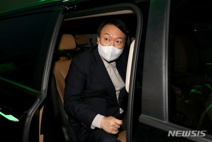 [고양=뉴시스] 국회사진기자단 = 윤석열 국민의힘 대선 후보가 19일 오후 경기도 일산 서구 킨텍스 제2전시장에서 열린 '2021 케이-펫페어(K-PET FAIR)일산' 행사장을 둘러본 뒤 차량에 올라타고 있다. 2021.11.19. photo@newsis.com