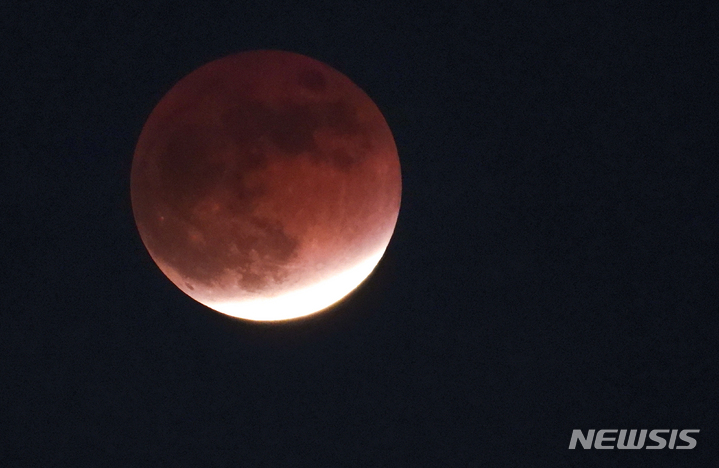 [제주=뉴시스] 우장호 기자 = 19일 오후 제주시 도두동에서 바라본 동쪽 하늘 위로 지구의 그림자가 달 일부를 가리는 천문현상인 부분월식이 관측되고 있다. 한국천문연구원에 따르면 이번 부분월식은 3시간30분 가량 펼쳐져 580년 만에 가장 긴 월식 '우주쇼'가 될 전망이다. 다음 월식은 내년 11월8일로 예정된 개기월식이다. 2021.11.19. woo1223@newsis.com