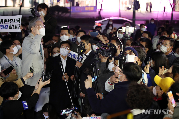 [대전=뉴시스] 전신 기자 = 이재명 더불어민주당 대선 후보가 19일 대전 서구 갤러리아백화점 타임월드 일대에서 시민들과 만나 연설하고 있다. 2021.11.19. photo1006@newsis.com