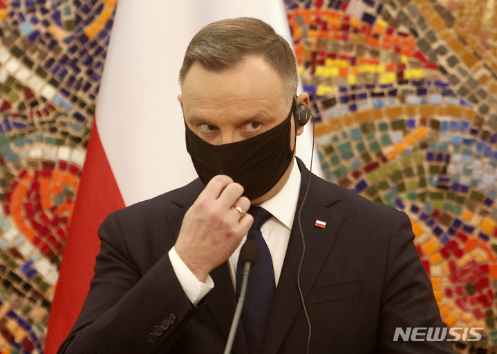 [스코페(북마케도니아)=AP/뉴시스]안제이 두다 폴란드 대통령이 지난해 11월19일 북마케도니아 대통령 집무실에서 기자회견을 하고 있다. 2022.01.05