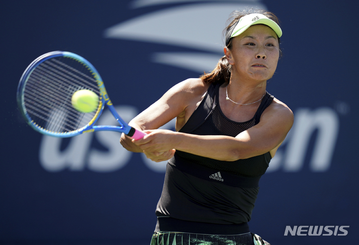 [뉴욕=AP/뉴시스]중국의 펑솨이(彭師) 선수가 2019년 8월29일 뉴욕에서 그리스의 마리아 샤카리와 유에스 오픈 2라운드 경기를 하고 있다. 2021.11.24