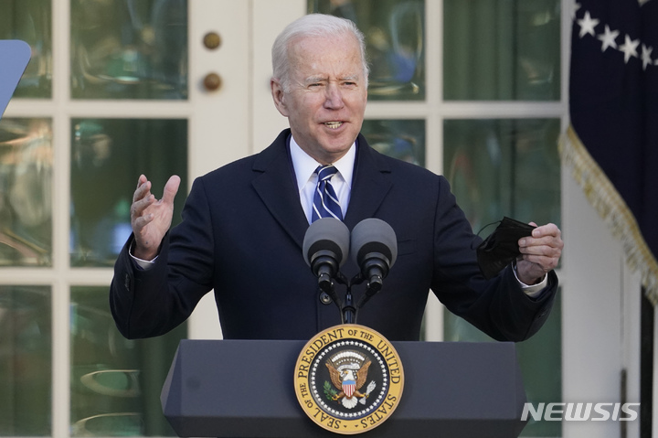 [워싱턴DC=AP/뉴시스]지난 19일(현지시간) 조 바이든 미국 대통령이 워싱턴DC 백악관 로즈가든에서 추수감사절 칠면조 사면식을 열고 발언하고 있다. 2021.11.21.