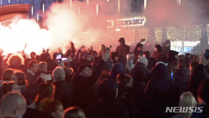 [로테르담=AP/뉴시스]19일(현지시간) 네덜란드 로테르담에서 시위대가 정부의 코로나19 부분 재봉쇄 조치에 항의하고 있다. 이날 시위가 폭동으로 변질되면서 경찰이 시위대를 향해 총격을 가하고 물대포로 강제 해산에 나서면서 경찰과 시위대 7명이 부상했다고 현지 경찰이 20일 밝혔다. 2021.11.20.