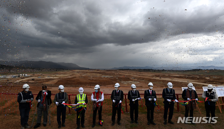 [쿠스코(페루)=뉴시스] 공항사진기자단 = 지난 19일 오후(현지시간) 페루 쿠스코주 친체로시 쿠스코 친체로 신국제공항 건설현장에서 열린 본공사 착공식에서 참석자들이 공항건설현장을 배경으로 테이프 커팅을 하고 있다. 왼쪽 두번째부터 루이스 알베르토 우르밤바시장, 조영준 주페루대사, 손창완 KAC사장. 페루 로베르토 산체스 관광통상부장관, 윤영준 현대건설사장, 주종완 국토부 공항정책관, 김용구(오른쪽 두번째) 도화엔지니어링 사장. 2021.11.21. photo@newsis.com