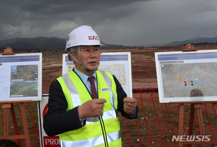 [쿠스코=뉴시스] 공항사진기자단 = 한국공항공사와 국토교통부가 세계적인 관광명소가 있는 페루 마추픽추의 관문인 쿠스코 주 친체로시에서 지난 19일(현지시간) 신공항 건설 사업 착공식을 갖고 있다. 사진은 한국공항공사 손 사장이 터파기가 한창인 친체로 신공항에 대한 설명을 하고 있다. 2021.11.21. photo@newsis.com