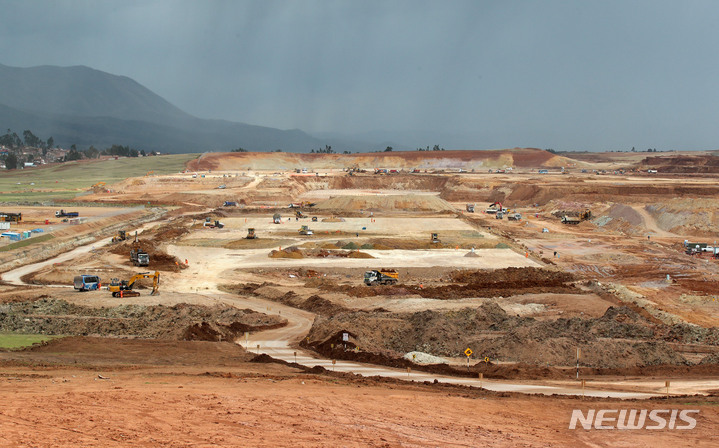 [쿠스코=뉴시스] 공항사진기자단 = 한국공항공사와 국토교통부가 세계적인 관광명소가 있는 페루 마추픽추의 관문인 쿠스코 주 친체로시에서 지난 19일(현지시간) 신공항 건설 사업 착공식을 갖고 있다.&nbsp; 사진은 본공사에 앞서 지반 정지 작업인 토공사가 진행 중인 친체로 공항 전경. 2021.11.21. photo@newsis.com