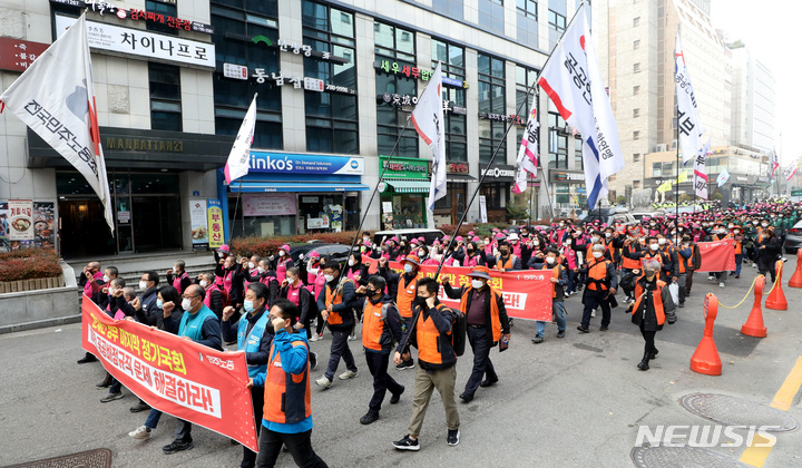 [서울=뉴시스] 조수정 기자 = 민주노총 공공부문 비정규직 노동자들이 20일 오후 서울 영등포구 여의도 더불어민주당사 앞에서 '공공부문 비정규직 노동자대회'를 열고 비정규직 차별 철폐 등을 촉구하며 여의도 국민은행 방향으로 행진하고 있다. 2021.11.20. chocrystal@newsis.com