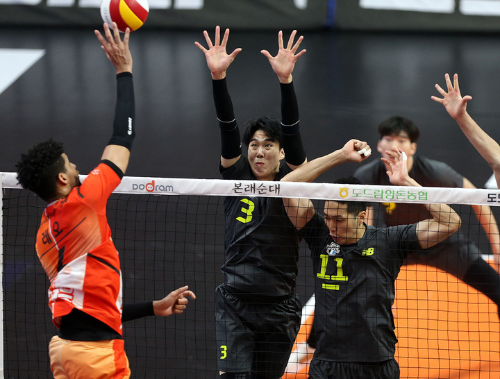 [서울=뉴시스] 박미소 기자 = 20일 안산 상록수 체육관에서 열린 도드람 V리그 현대캐피탈 대 ok금융그룹 경기.&nbsp; 현대캐피탈 김명관이 블로킹을 시도하고 있다. (사진=현대캐피탈 배구단 제공) 2021.11.20. photo@newsis.com *재판매 및 DB 금지