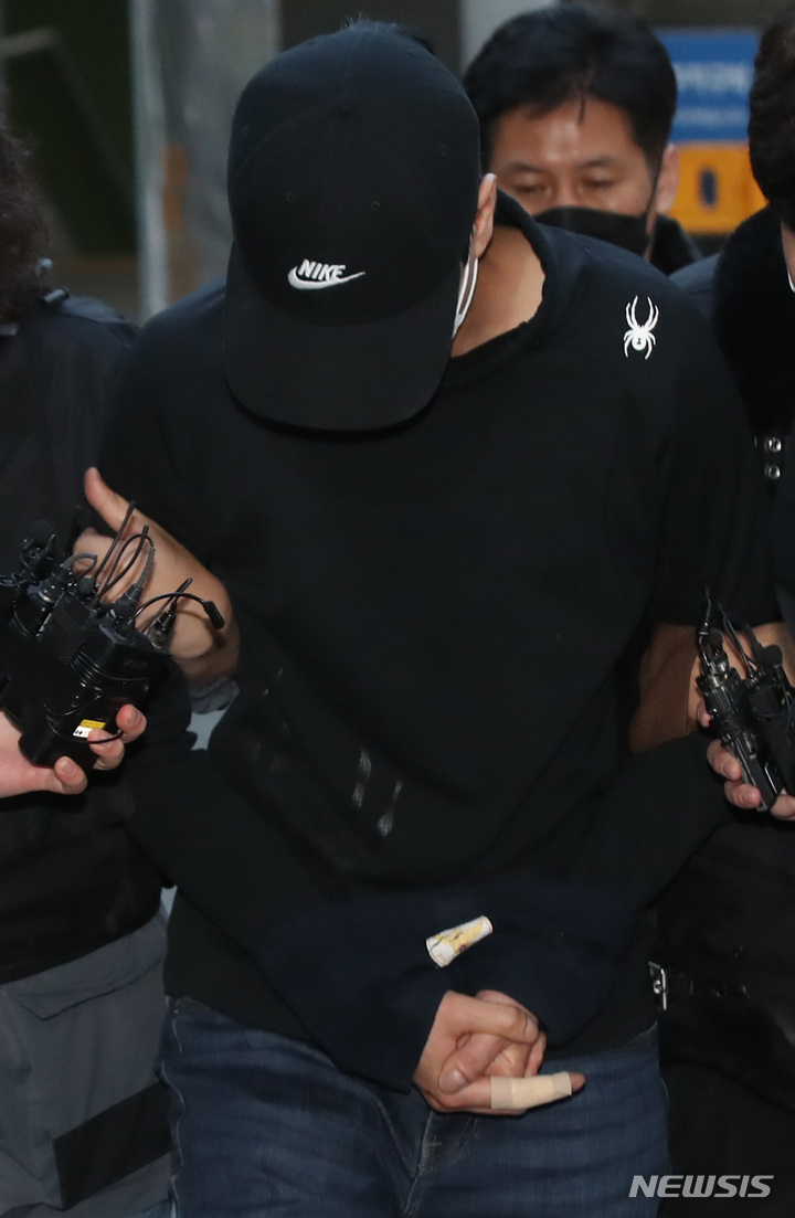 [서울=뉴시스] 조수정 기자 = 경찰의 신변보호를 받고 있던 전 여자친구를 흉기로 찔러 살해한 피의자가 대구에서 긴급 체포돼 20일 오후 서울 중구 중부경찰서로 들어서고 있다. 경찰에 따르면 서울 중부경찰서는 이날 낮 12시40분께 대구 소재 한 숙박업소에서 피의자를 체포했다. 2021.11.20. chocrystal@newsis.com