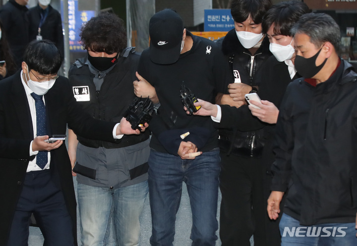 [서울=뉴시스] 조수정 기자 = 경찰의 신변보호를 받고 있던 전 여자친구를 흉기로 찔러 살해한 피의자가 대구에서 긴급 체포돼 지난 20일 오후 서울 중구 중부경찰서로 들어서고 있다. 2021.11.20. chocrystal@newsis.com