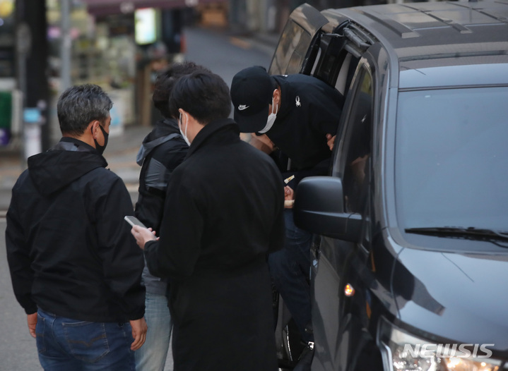 [서울=뉴시스] 조수정 기자 = 경찰의 신변보호를 받고 있던 전 여자친구를 흉기로 찔러 살해한 피의자가 대구에서 긴급 체포돼 20일 오후 서울 중구 중부경찰서로 들어서고 있다. 경찰에 따르면 서울 중부경찰서는 이날 낮 12시40분께 대구 소재 한 숙박업소에서 피의자를 체포했다. 2021.11.20. chocrystal@newsis.com