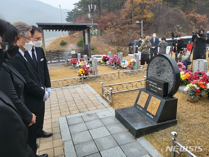 [서울=뉴시스]이재명 더불어민주당 제20대 대통령 선거 후보는 21일 대전 유성구 대전현충원 연평도 포격전 전사 묘역을 참배했다. 2021.11.21