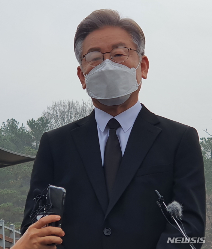 [대전=뉴시스] 조명휘 기자 = 이재명 더불어민주당 대선 후보가 21일 오전 국립대전현충원 연평도 포격 전사자 묘역을 찾아 참배한 뒤 브리핑을 하고 있다. 2021.11.21. photo@newsis.com