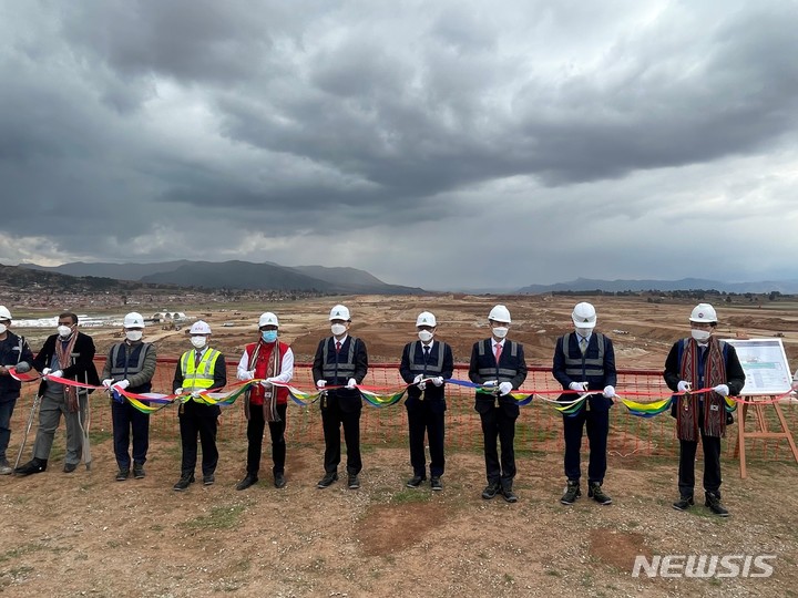 [서울=뉴시스] 지난 19일(현지 시각)페루 현지에서 페루 친체로 공항 건설공사 착공식 기념사진을 촬영하고 있다. 윤영준 사장(오른쪽 다섯 번째)를 포함한 각 관계인사들이 촬영을 진행하고 있다. 주종완 국토부 정책관(오른쪽 네 번째), 손창완 한국 공항공사 사장(왼쪽에서 세 번째), 김용구 도화 ENG 사장(오른쪽 끝) (사진 = 현대건설 제공) photo@newsis.com