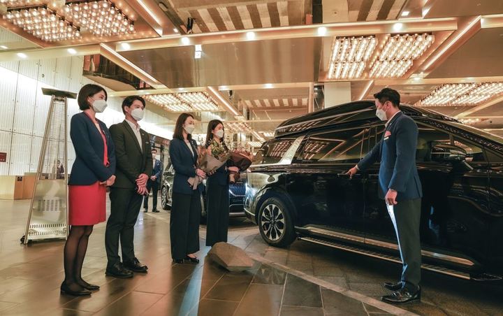 [서울=뉴시스]제주 드림타워 복합리조트 관계자들이 싱가포르 관광객을 맞이하는 모습