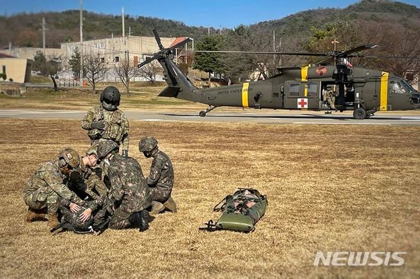 [서울=뉴시스]유엔군 사령부가 지난주 판문점 공동경비구역(JSA) 인근 캠프 보니파스에서 의무후송 훈련을 진행하고 있다. (사진=유엔사 페이스북 갈무리) 2021.11.21