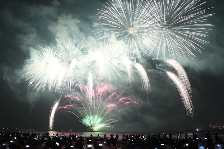 [포항=뉴시스] 강진구 기자 = 경북 포항시는 2년 만에 재개된 ‘2021 포항국제불빛축제’가 많은 시민과 관광객들의 관심과 참여 속에 성황리에 마무리됐다고 21일 밝혔다.사진은 포항국제불빛축제 전경.(사진=포항시 제공) 2021.11.21.photo@newsis.com *재판매 및 DB 금지