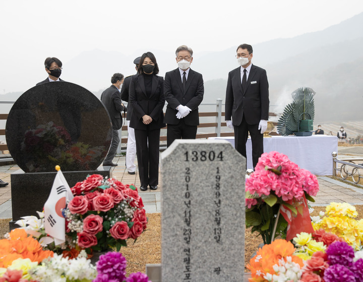 [서울=뉴시스] 최동준 기자 = 이재명 더불어민주당 대선 후보, 부인 김혜경 씨가 21일 대전 유성구 국립대전현충원 연평도 포격전 전사자 묘역을 찾아 참배하고 있다. (사진=이재명 캠프 제공) 2021.11.21. photo@newsis.com *재판매 및 DB 금지