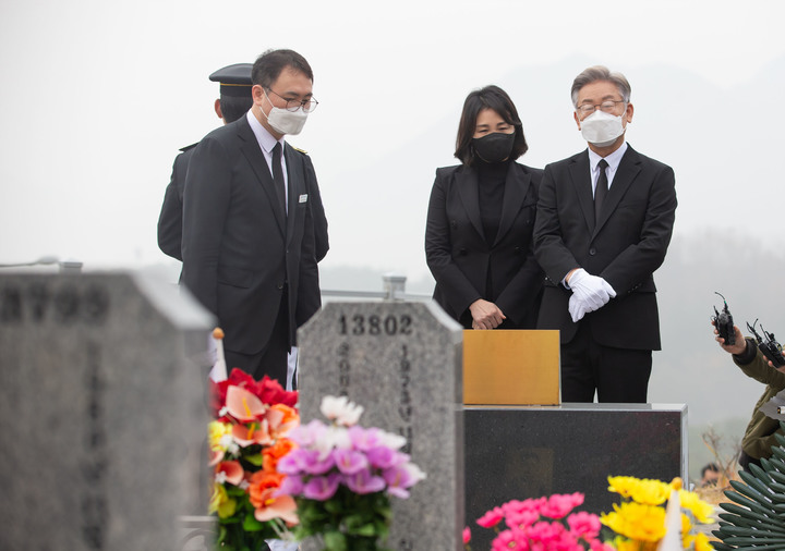 [서울=뉴시스] 최동준 기자 = 이재명 더불어민주당 대선 후보, 부인 김혜경 씨가 21일 대전 유성구 국립대전현충원 연평도 포격전 전사자 묘역을 찾아 참배하고 있다. (사진=이재명 캠프 제공) 2021.11.21. photo@newsis.com *재판매 및 DB 금지