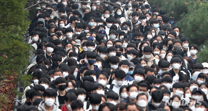 [서울=뉴시스] 2022학년도 대학 수시모집 논술고사가 실시된 지난해 11월21일 오전 서울 중구 동국대학교에서 시험을 마친 많은 수험생들이 시험장을 나서고 있다. (사진=뉴시스DB). 2022.02.22. photo@newsis.com