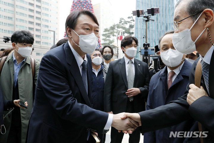 [서울=뉴시스] 최동준 기자 = 윤석열 국민의힘 대선 후보가 21일 서울 서초구 사랑의 교회에서 예배에 참석하며 교회 관계자들과 인사하고 있다. 2021.11.21. photocdj@newsis.com