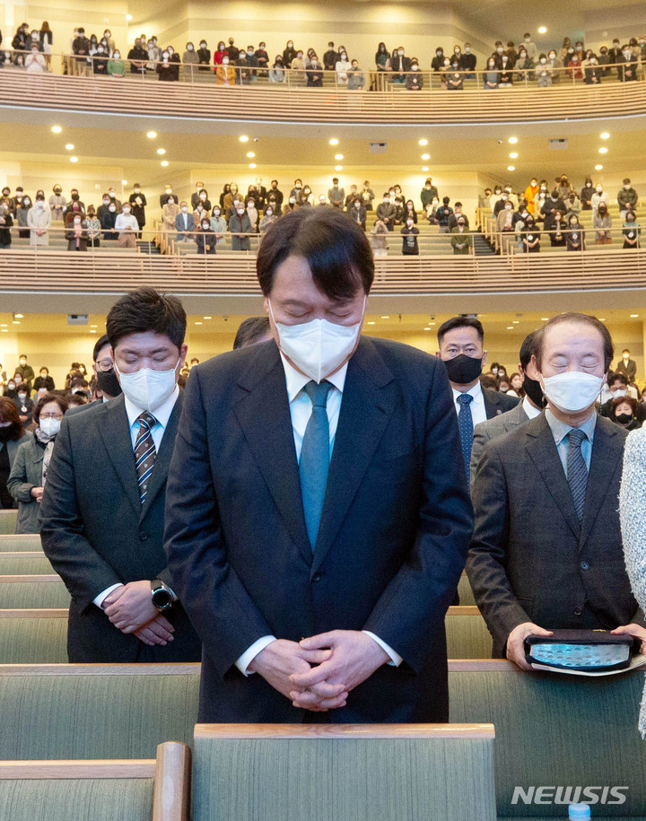 [서울=뉴시스] 국회사진기자단 = 윤석열 국민의힘 대선 후보가 21일 서울 서초구 사랑의 교회에서 예배를 하고 있다. 2021.11.21. photo@newsis.com