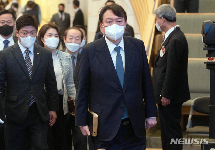 [서울=뉴시스] 국회사진기자단 = 윤석열 국민의힘 대선 후보가 21일 서울 서초구 사랑의 교회에서 예배에 참석하고 있다. 2021.11.21. photo@newsis.com