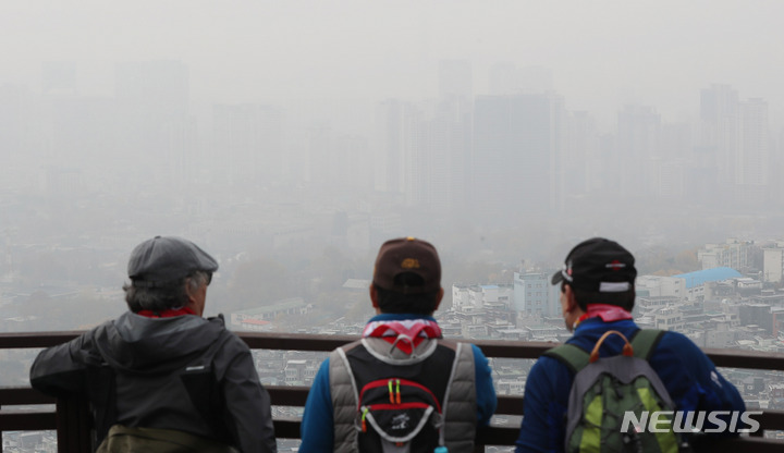 [서울=뉴시스] 추상철 기자 = 지난 21일 오후 서울 용산구 남산에서 바라본 도심이 미세먼지로 뒤덮여 뿌옇게 보이고 있다. 2021.11.21. scchoo@newsis.com