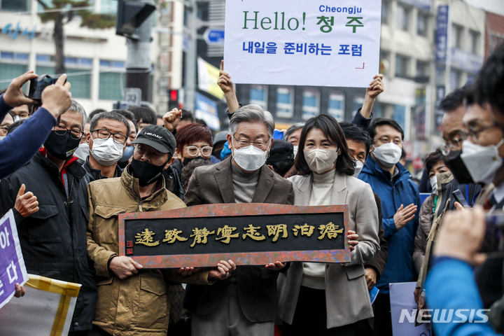 [청주=뉴시스] 정병혁 기자 = 이재명 더불어민주당 대선 후보와 부인 김혜경 씨가 21일 오후 충북 청주시 육거리종합시장을 찾아 시민들과 인사를 나누고 있다. 2021.11.21. jhope@newsis.com