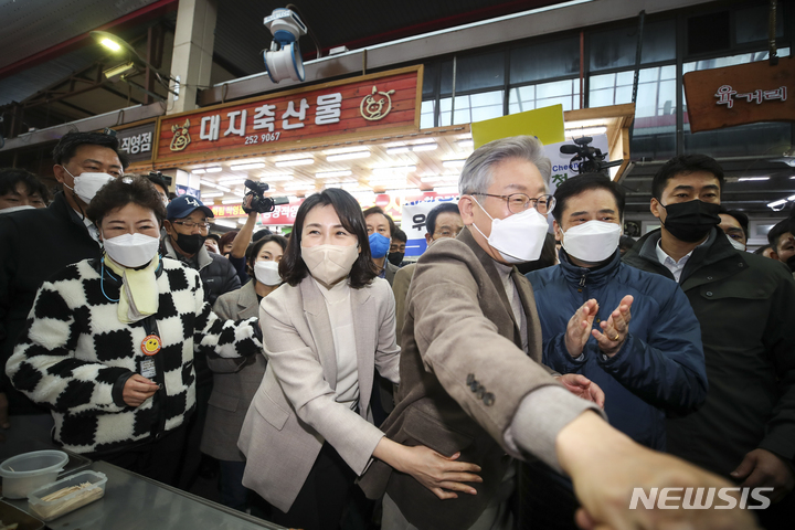 [청주=뉴시스] 정병혁 기자 = 이재명 더불어민주당 대선 후보와 부인 김혜경 씨가 지난 21일 오후 충북 청주시 육거리종합시장을 찾아 상인들에게 인사하고 있다. 2021.11.21. jhope@newsis.com