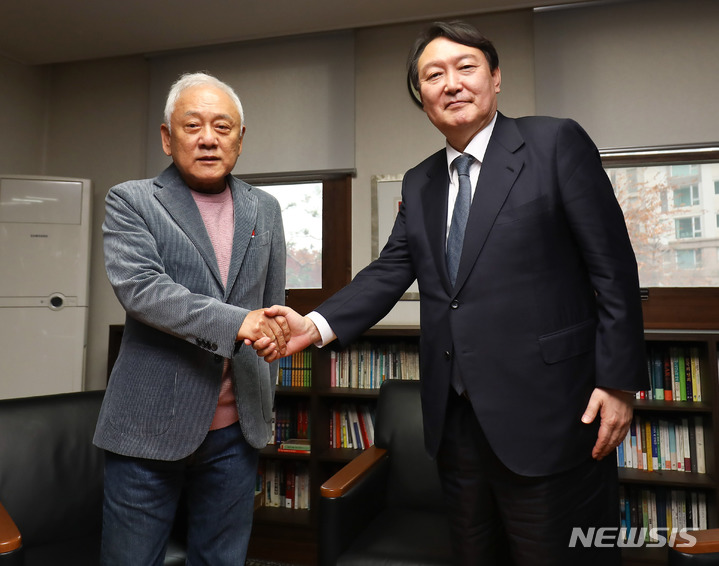 [서울=뉴시스] 국회사진기자단 = 윤석열 국민의힘 대선 후보가 21일 서울 용산구 김한길 전 민주당 대표 사무실에서 김 전 대표와 회동하고 있다. 2021.11.21. photo@newsis.com