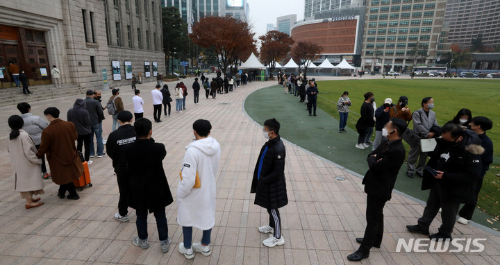 [서울=뉴시스] 추상철 기자 = 코로나19 신규 확진자수가 주말에도 3000명 대를 보인 21일 오후 서울 중구 서울광장 임시선별검사소에서 시민들이 코로나19 검사를 받기 위해 길게 줄 지어 서 있다. 2021.11.21. scchoo@newsis.com