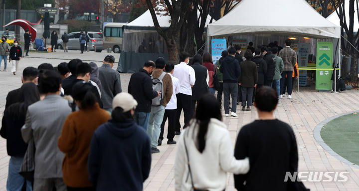 [서울=뉴시스] 추상철 기자 = 코로나19 신규 확진자수가 주말에도 3000명 대를 보인 21일 오후 서울 중구 서울광장 임시선별검사소에서 시민들이 코로나19 검사를 받기 위해 길게 줄 지어 서 있다. 2021.11.21. scchoo@newsis.com