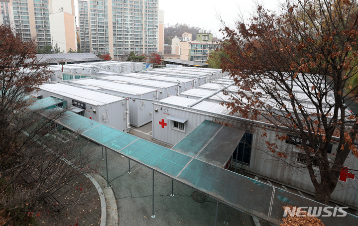 [서울=뉴시스] 조성우 기자 = 21일 오후 서울 은평구 서울시립서북병원 주차장에 위중증 환자 급증에 대비한 이동형 음압병실이 설치돼 있다. 코로나19 신규 확진자가 닷새째 3,000명대를 이어가면서 수도권 전담 중환자 병상 가동률이 81%를 넘어섰다. 21일 0시 기준으로 재원 중인 코로나19 위중증 환자는 517명이다. 현재 남아 있는 병상은 서울 59개, 경기, 52개, 인천 16개 등 127병상이다. 2021.11.21. xconfind@newsis.com