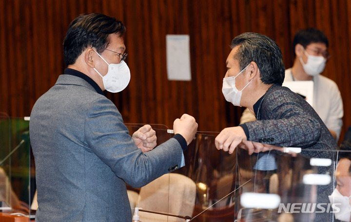 [서울=뉴시스] 최동준 기자 = 더불어민주당 송영길 대표, 정청래 의원이 21일 서울 여의도 국회에서 열린 긴급의원총회에서 대화하고 있다. (공동취재사진) 2021.11.21. photo@newsis.com