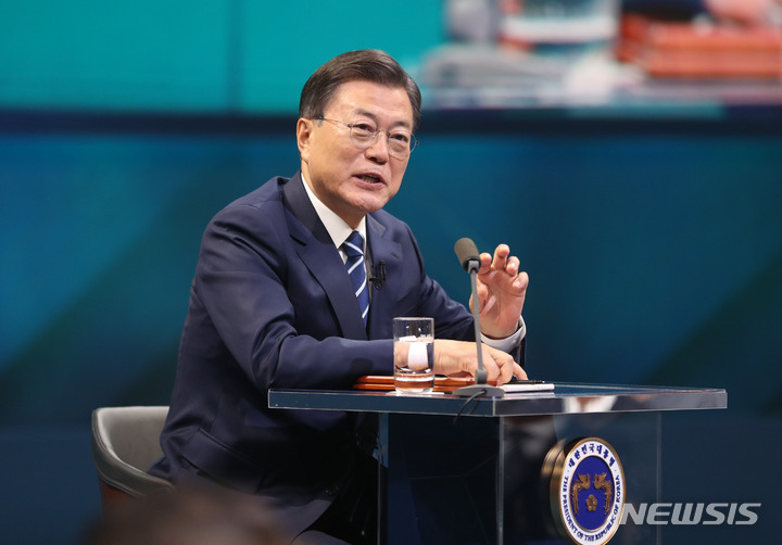 [서울=뉴시스] 전진환 기자 = 문재인 대통령이 21일 오후 서울 여의도 KBS에서 열린 2021 국민과의 대화 '일상으로'에 참석해 국민패널들의 질문에 답하고 있다. 2021.11.21. amin2@newsis.com