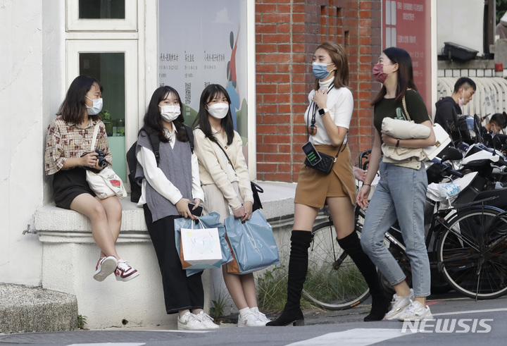 [타이베이=AP/뉴시스] 대만 수도 타이베이에서 21일 코로나19 예방을 위해 마스크를 착용한 시민들이 쇼핑센터에 들어가려고 대기하고 있다. 2021.11.30 