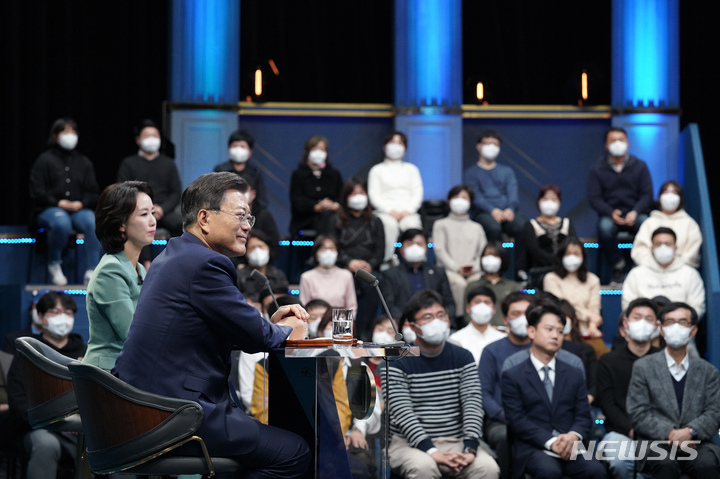 [서울=뉴시스] 전진환 기자 = 문재인 대통령이 지난 21일 오후 서울 여의도 KBS에서 열린 2021 국민과의 대화 '일상으로'에 참석해 국민패널의 질문을 듣고 있다. 2021.11.21. amin2@newsis.com